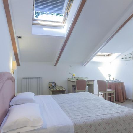 Hotel Kursaal Passignano sul Trasimeno Szoba fotó