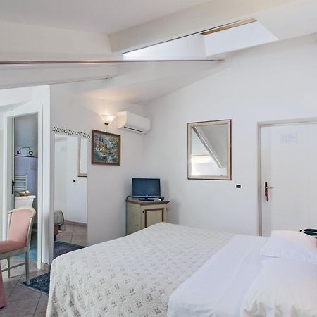 Hotel Kursaal Passignano sul Trasimeno Szoba fotó