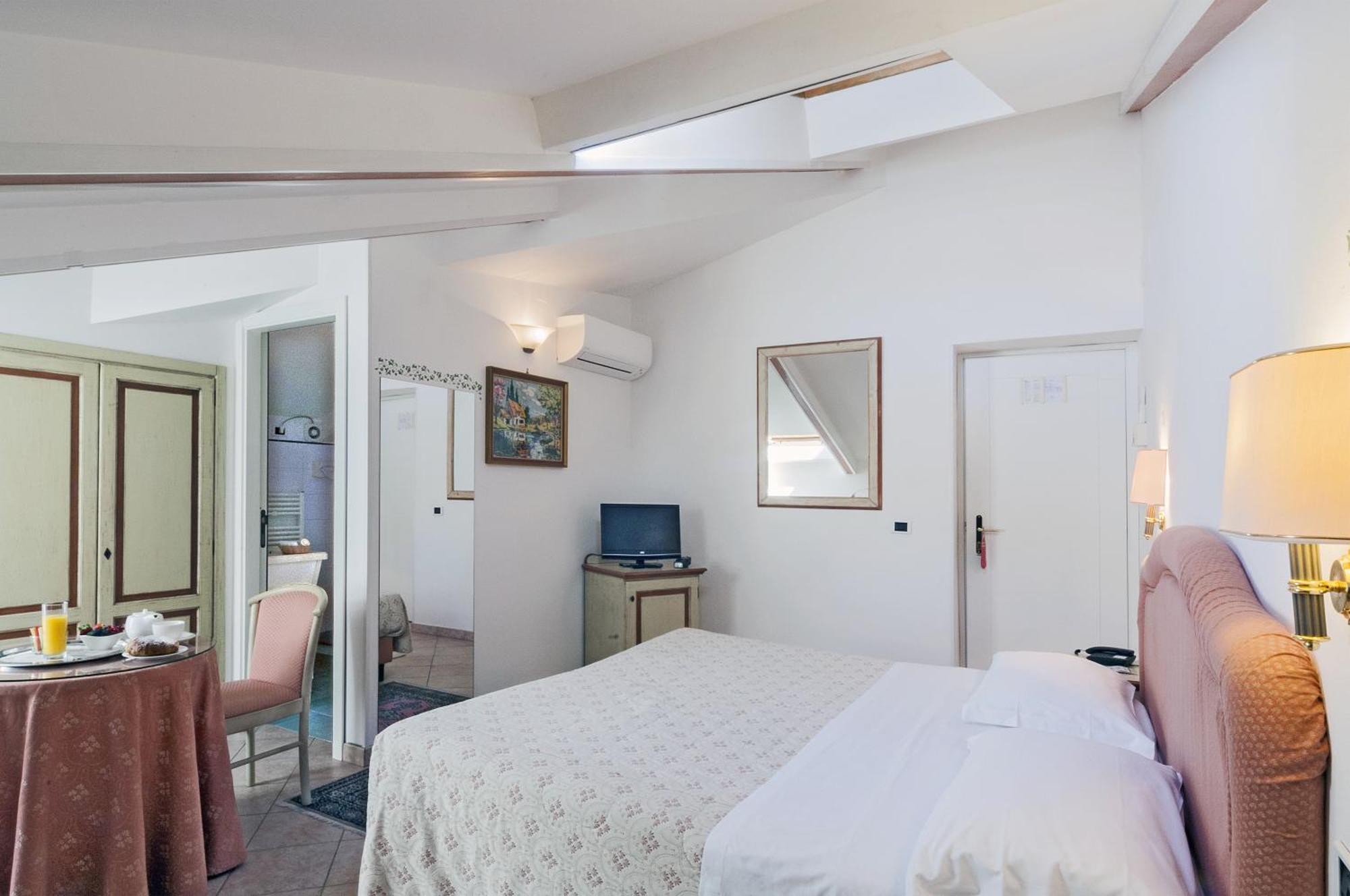 Hotel Kursaal Passignano sul Trasimeno Szoba fotó