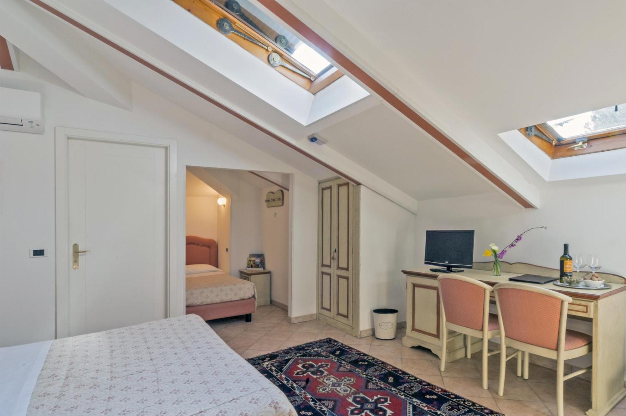 Hotel Kursaal Passignano sul Trasimeno Szoba fotó